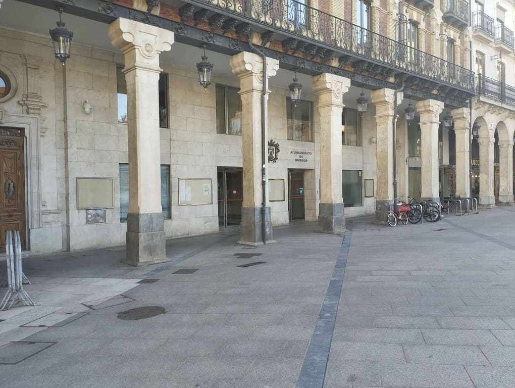 Entrada de las oficinas del Ayuntamiento de Burgos en la Plaza Mayor