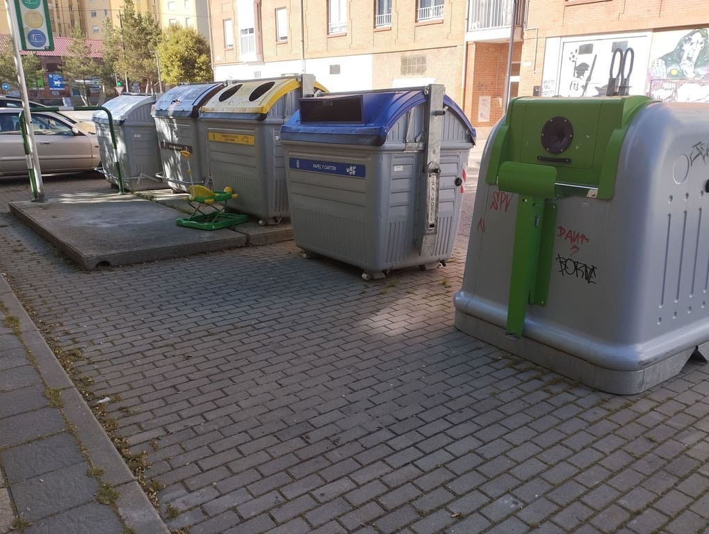 Isla de reciclaje con contenedores de basura en Burgos