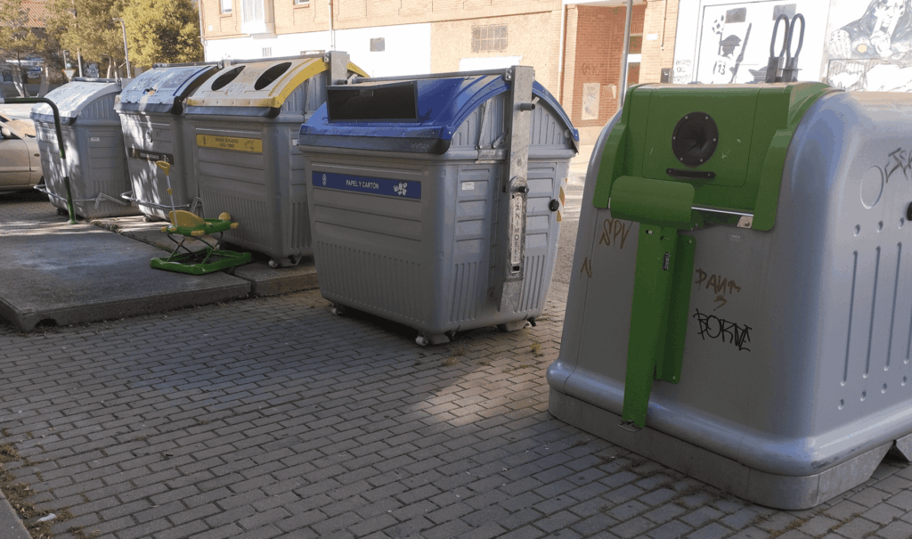 Isla de reciclaje con contenedores de basura en Burgos