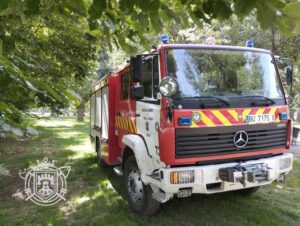 Camión de Bomberos de Burgos interviniendo en zona verde.