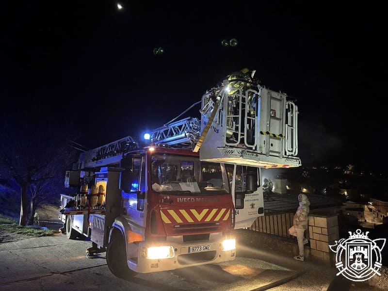 Camión de Bomberos de Burgos interviniendo de noche con escala