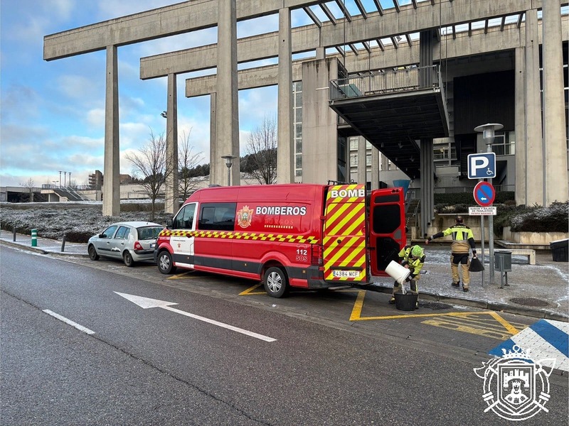 Bomberos de Burgos esparciendo sal por nevadas