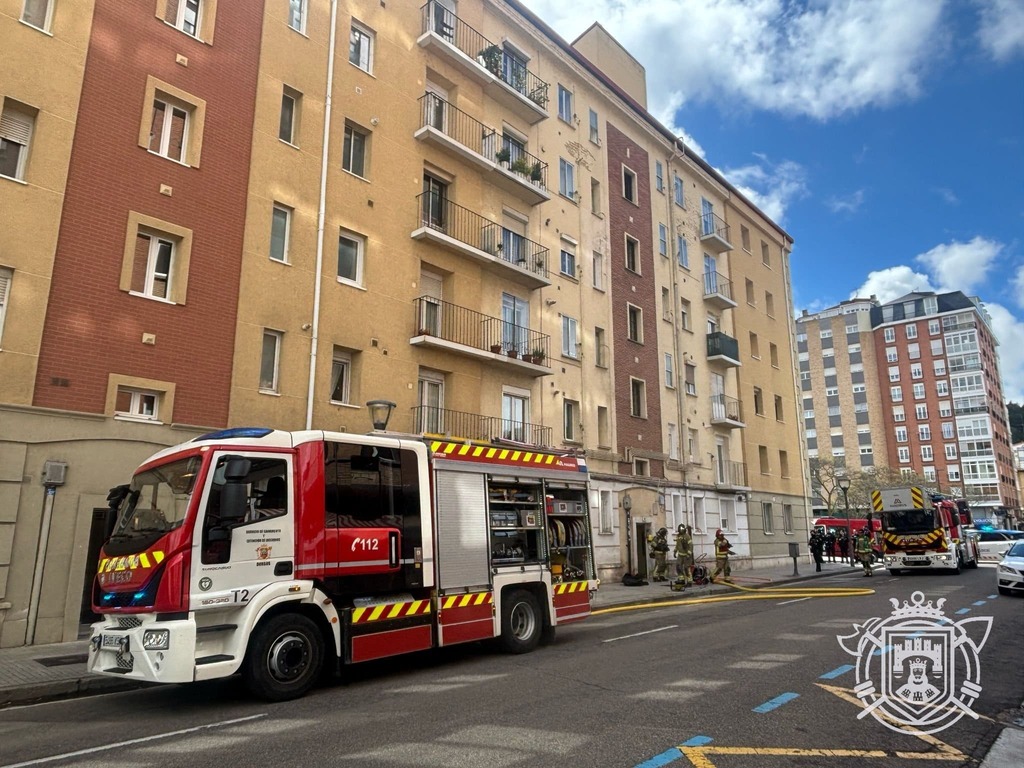 Camión de Bomberos de Burgos interviniendo en un edificio de viviendas