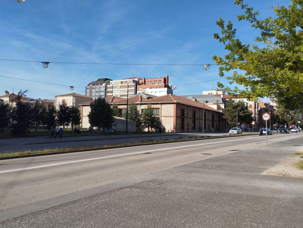 Vehículos circulando por el Bulevar del Ferrocarril en Burgos