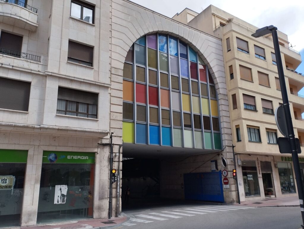 Entrada y salida de autobuses de línea en la estación de autobuses de Burgos
