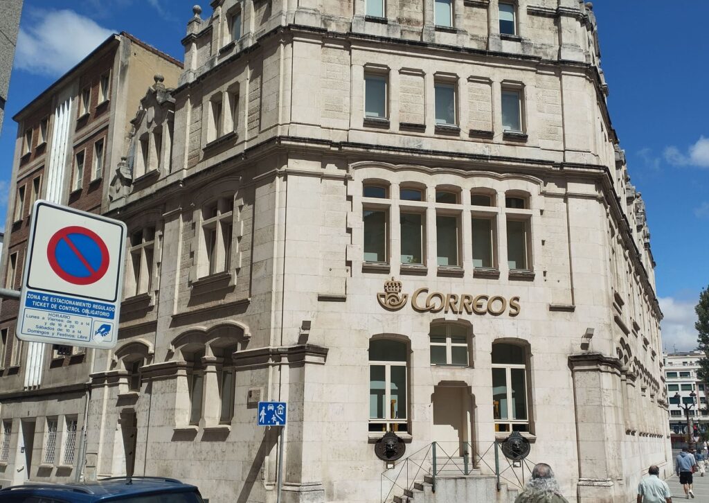 Fachada de la Oficina Principal de Correos en Burgos, Plaza Conde de Castro.