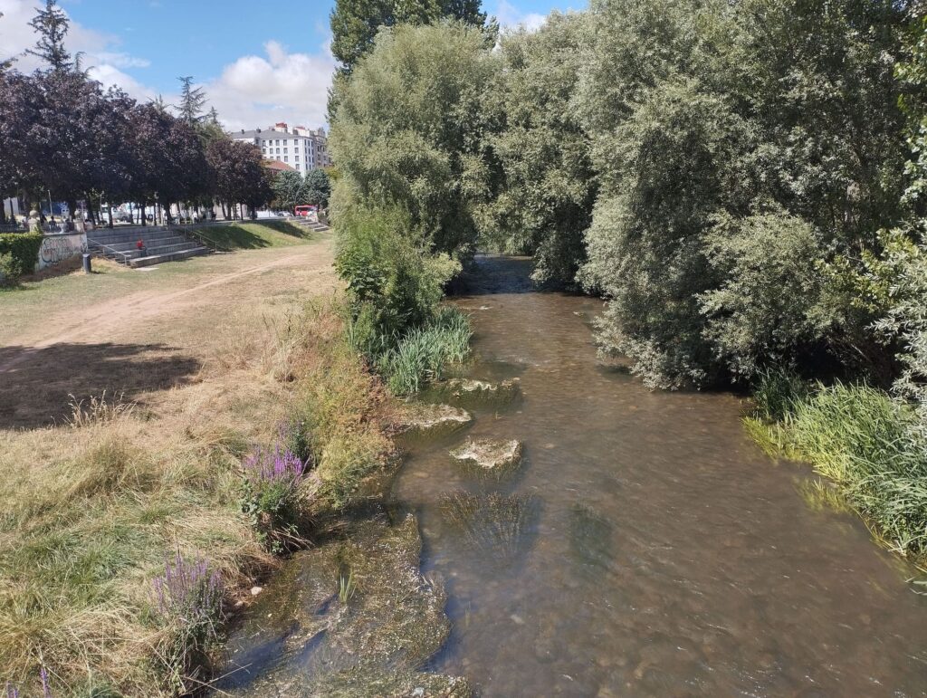 Río Arlanzón a su paso por el Complejo de la Evolución Humana en Burgos