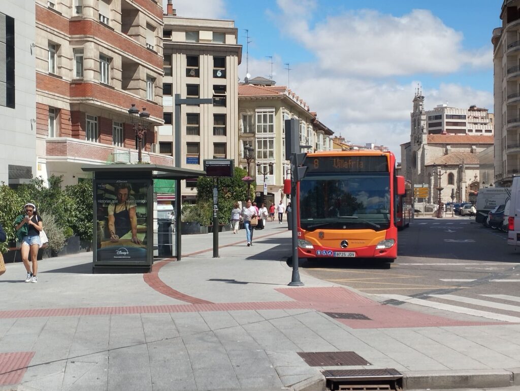 Autobús municipal en la Calle Gran Teatro de Burgos