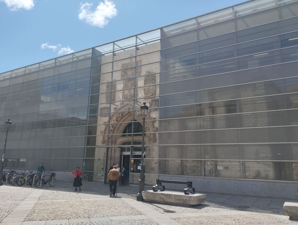 Fachada de la Biblioteca Pública de San Lesmes en Burgos