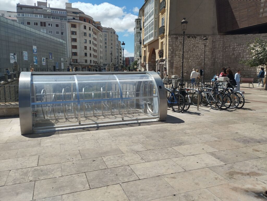 Parking cubierto para bicicletas en Burgos sin rotular