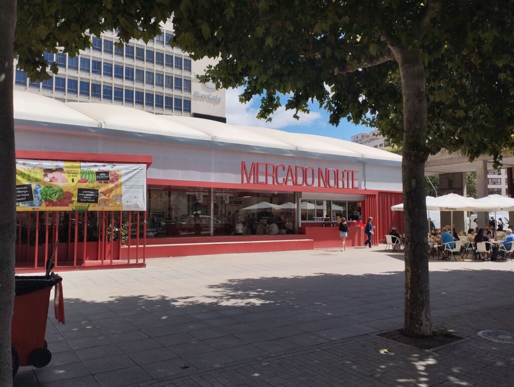 Fachada del Mercado Norte provisional de abastos en Burgos