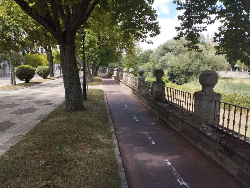 Carril bici en la Calle Valladolid junto al río Arlanzón en Burgos.