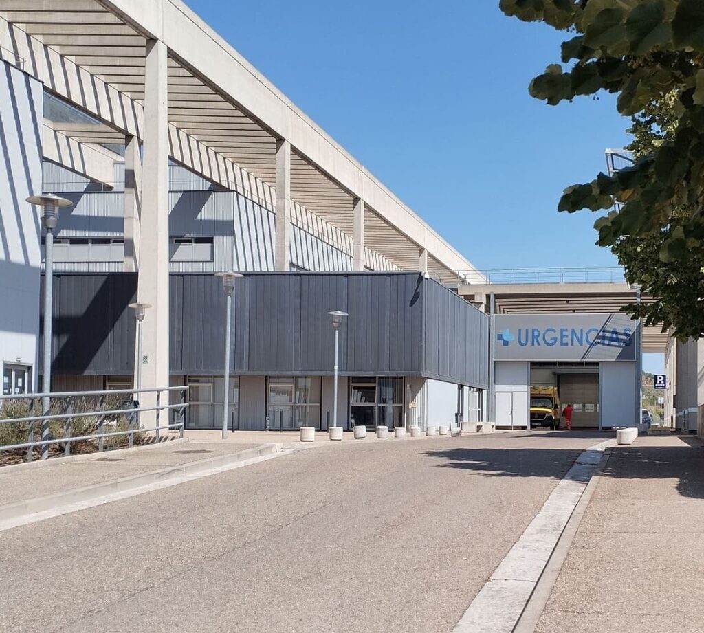 Salida de ambulancias desde la zona de urgencias del Hospital Universitario de Burgos HUBU