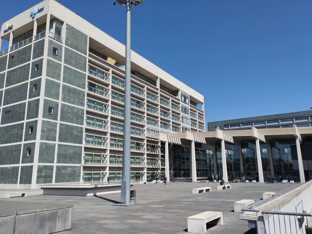 Entrada principal del Hospital Universitario de Burgos HUBU