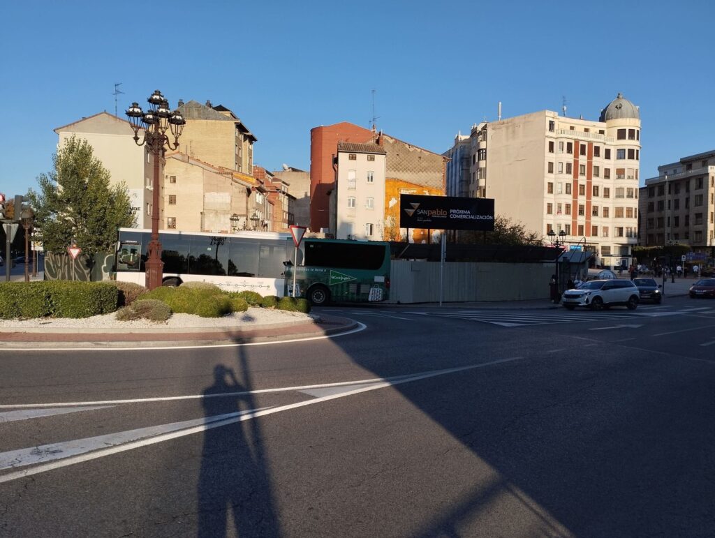 Solar en Plaza Vega Burgos con cartel de próxima comercialización de viviendas por Inmobiliaria San Pablo.