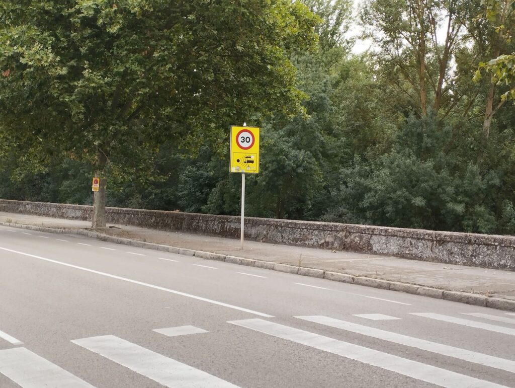 Señal de radar fijo con limitación a 30 km/h en Burgos