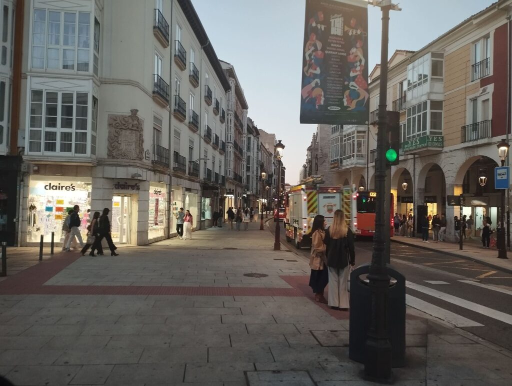 Calle Santander al atardecer junto a los Soportales de Antón en Burgos
