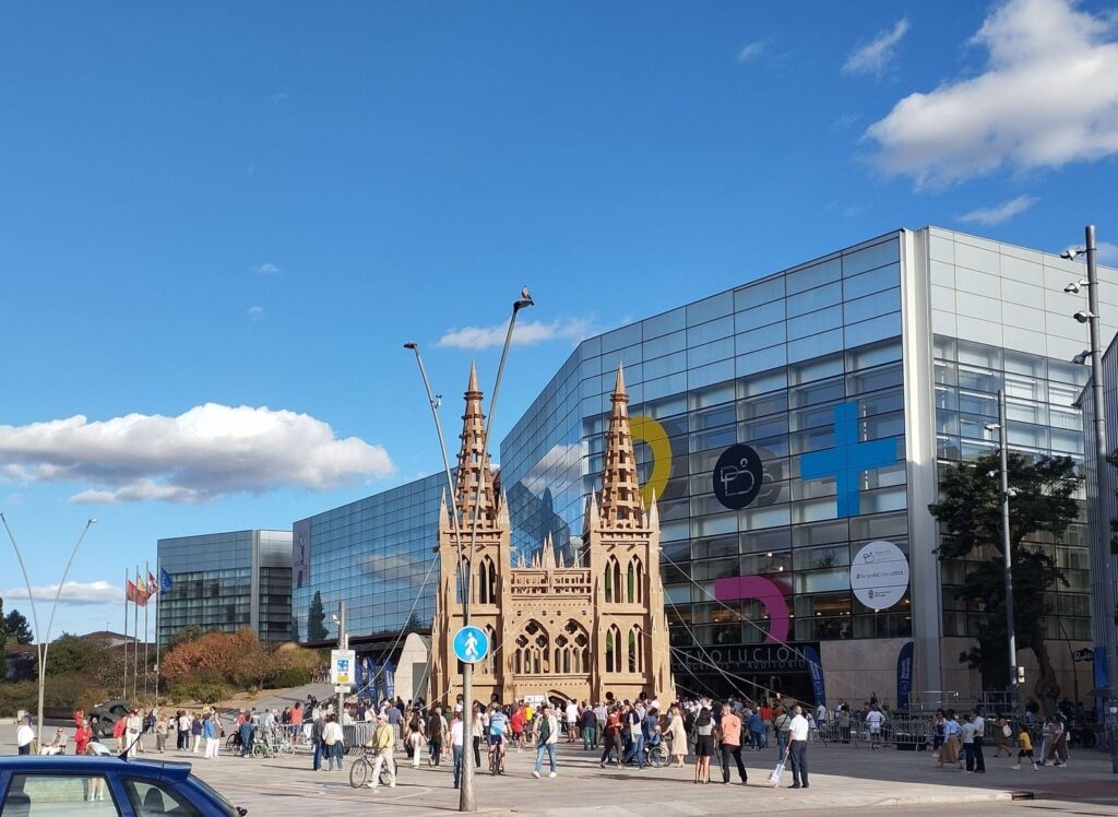 Réplica de la seo en el Paseo Sierra de Atapuerca durante el festival EnClave de Calle en Burgos.