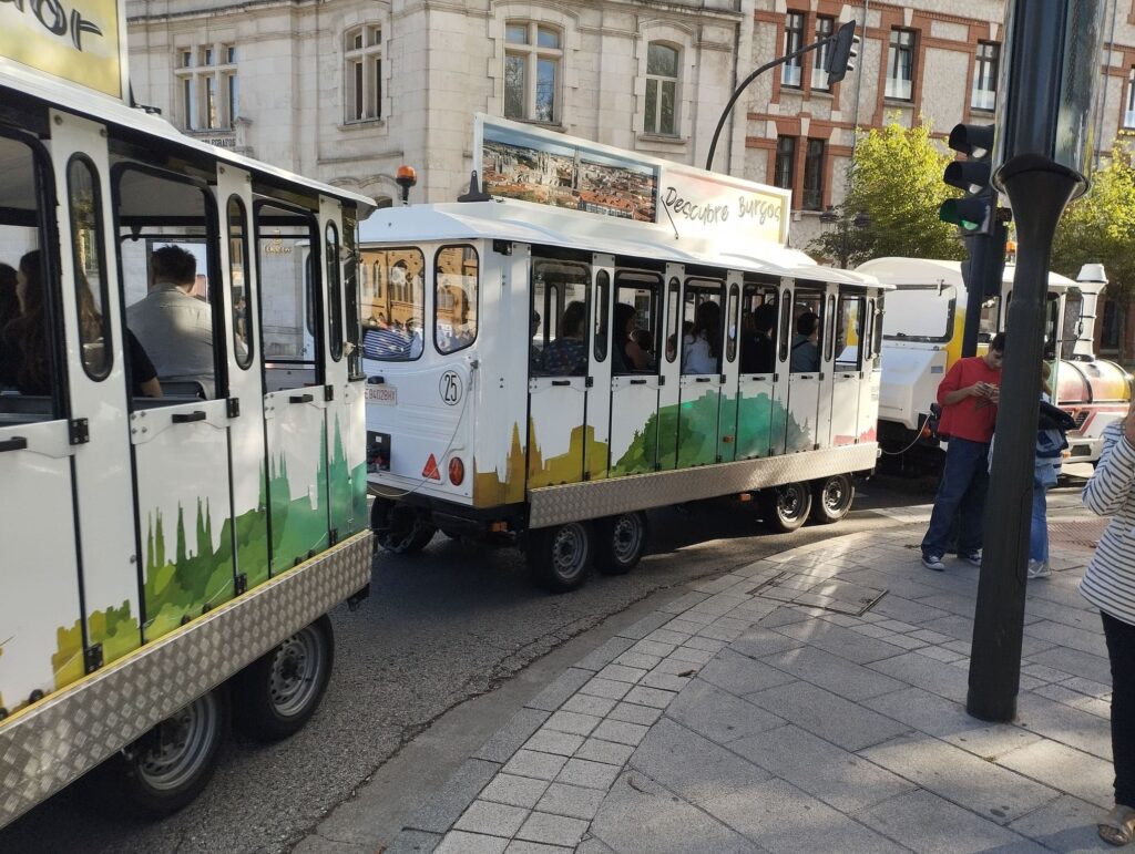 Tren turístico del Castillo circulando por el centro de Burgos