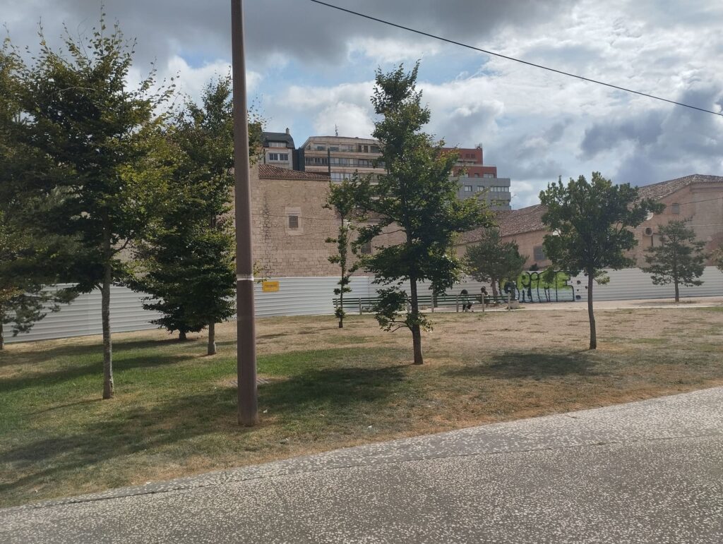 Vallado perimetral de las obras de rehabilitación del Hospital de la Concepción en Burgos.