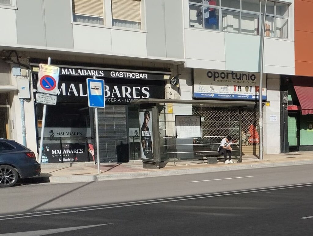 Parada de autobús en la Calle Madrid en Burgos.