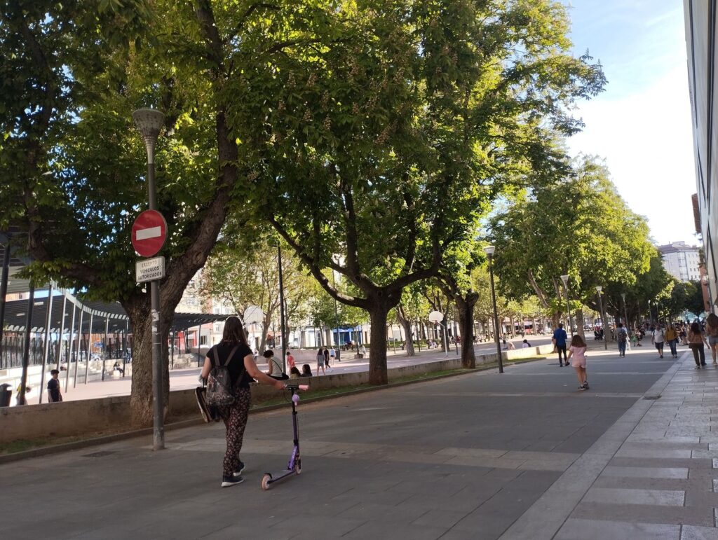 Vista del Parque de San Agustín en Burgos con árboles y personas paseando.