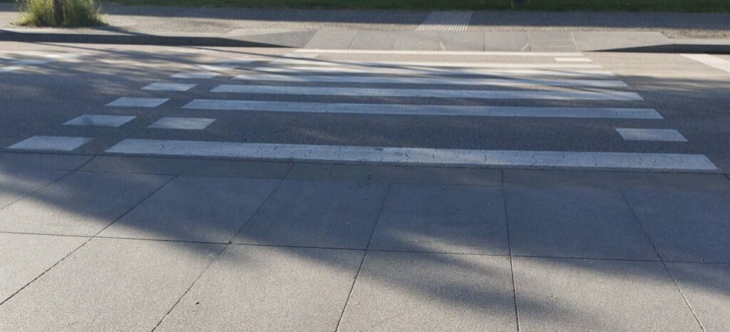 Paso de cebra en el Bulevar Ferroviario frente a la antigua estación de trenes en Burgos.