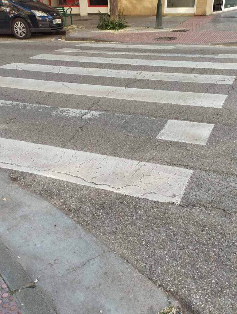 Paso de cebra en la Calle San Pedro y San Felices en Burgos.