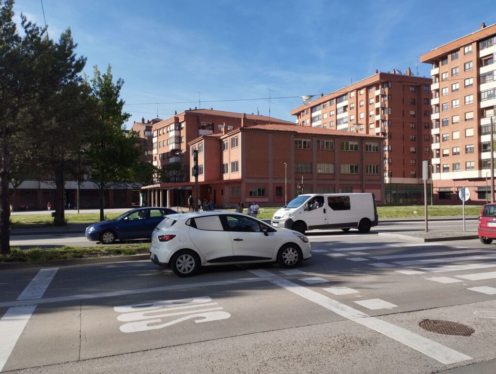 Paso de cebra en el bulevar ferroviario con el antiguo colegio universitario de relaciones laborales al fondo.