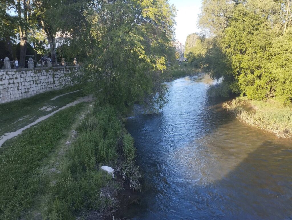 Río Arlanzón visto desde el puente Santa María en Burgos.