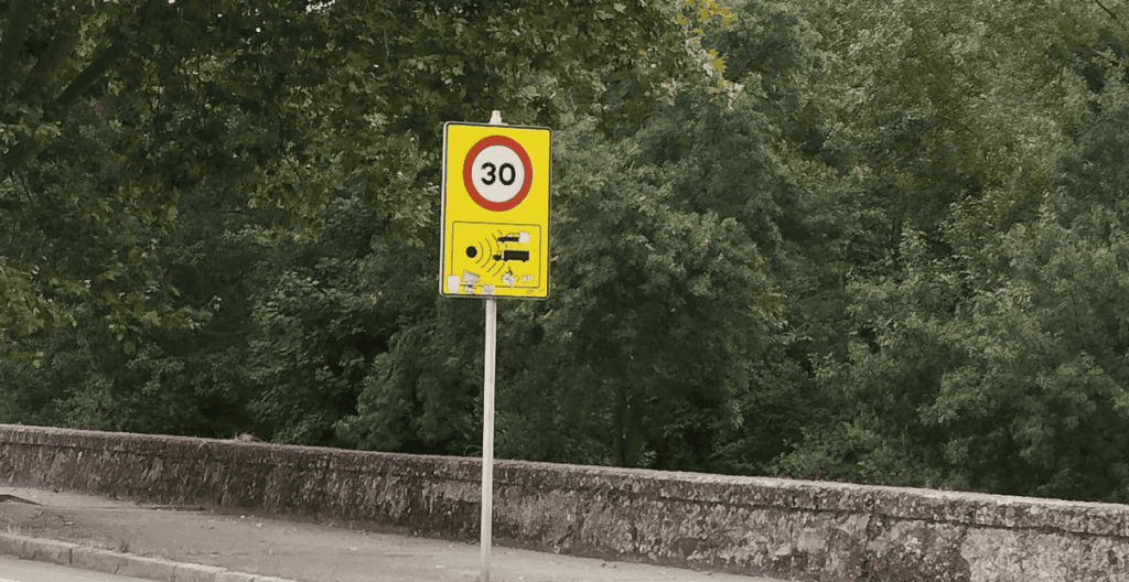 Señal de radar con limitación de velocidad a 30 km/h en Burgos.