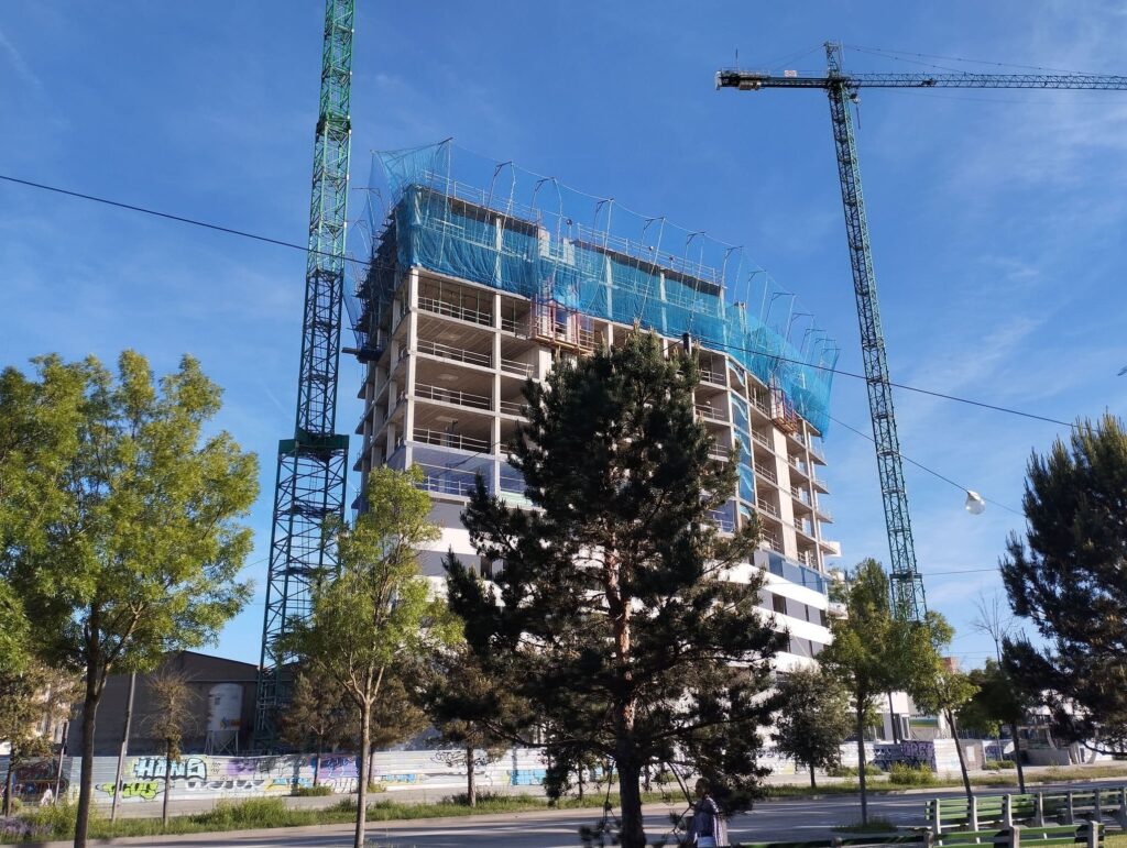 Torre Zenit en construcción, uno de los edificios más altos de Burgos con 22 plantas y 72 metros de altura.