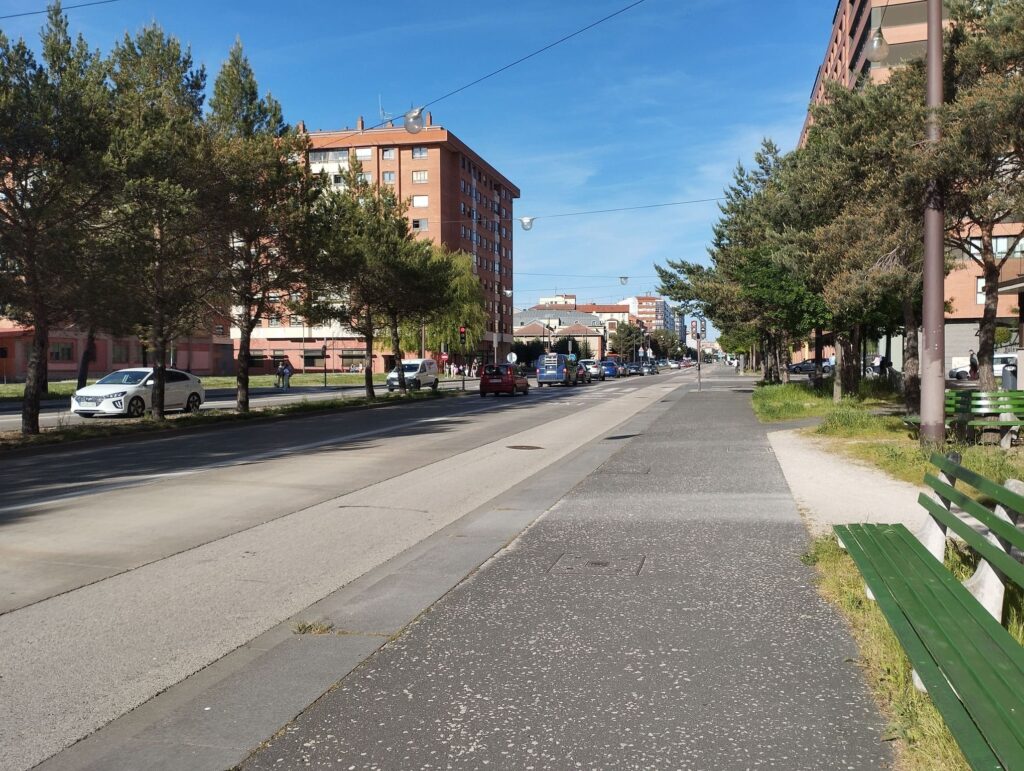 Vista general del Bulevar del Ferrocarril en Burgos, zona del barrio Gimeno y El Carmen.