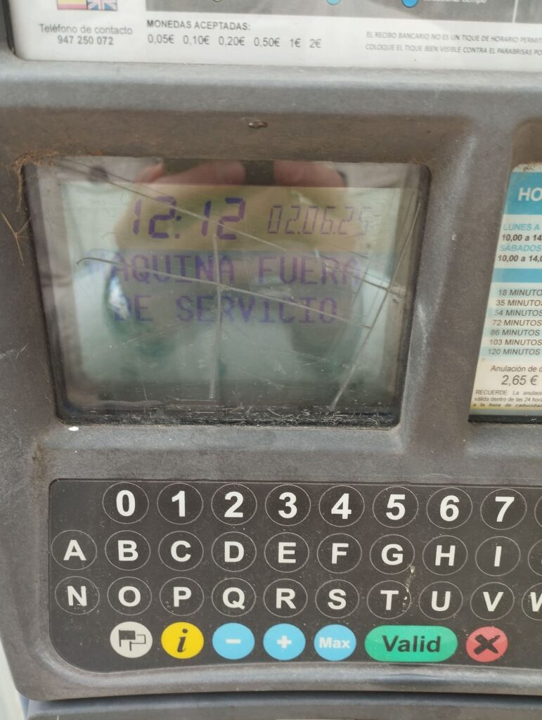 Parquímetro antiguo de zona azul fuera de servicio en Burgos.