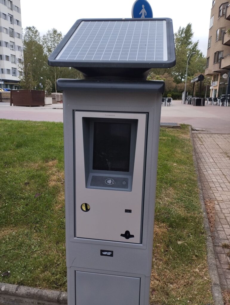Parquímetro nuevo de zona azul en Burgos con panel solar y pago con tarjeta.